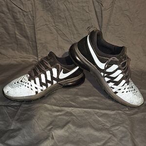 Nike Men's Black and Grey Athletic Shoes